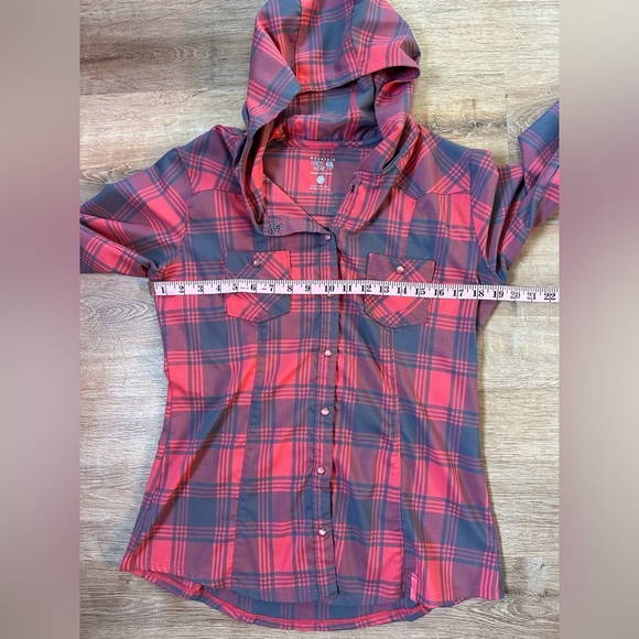 Mountain Hardware Lightweight Plaid Snap Front 
Size 10 (Large) - Picture 4 of 6